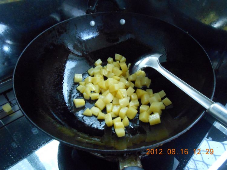 土豆烧火腿丁步骤7