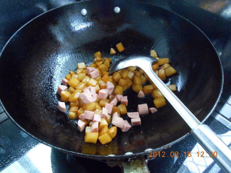 土豆烧火腿丁步骤9