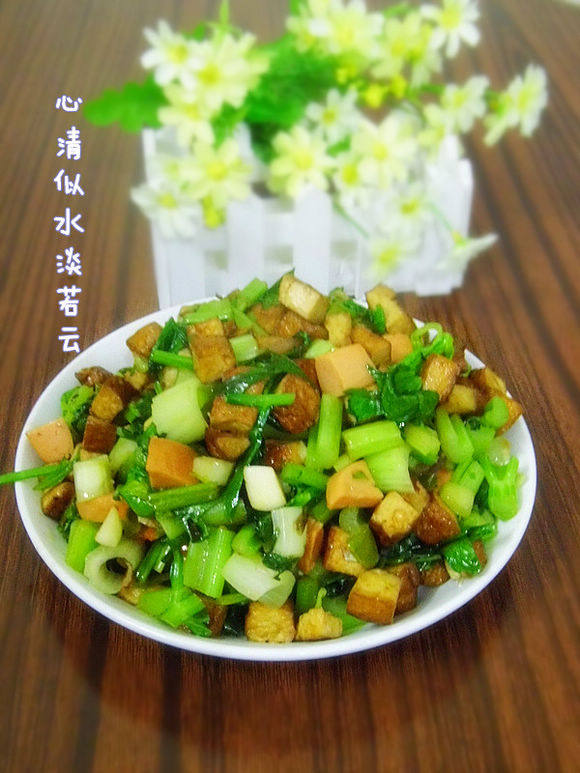 芹香炒三丁步骤8