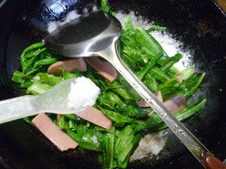 火腿片炒油麦菜步骤6