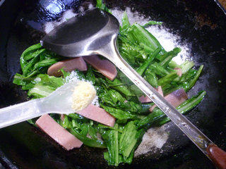 火腿片炒油麦菜步骤7