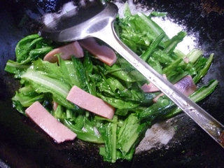 火腿片炒油麦菜步骤5