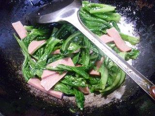 火腿片炒油麦菜步骤8