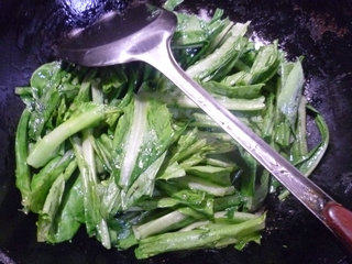 火腿片炒油麦菜步骤4