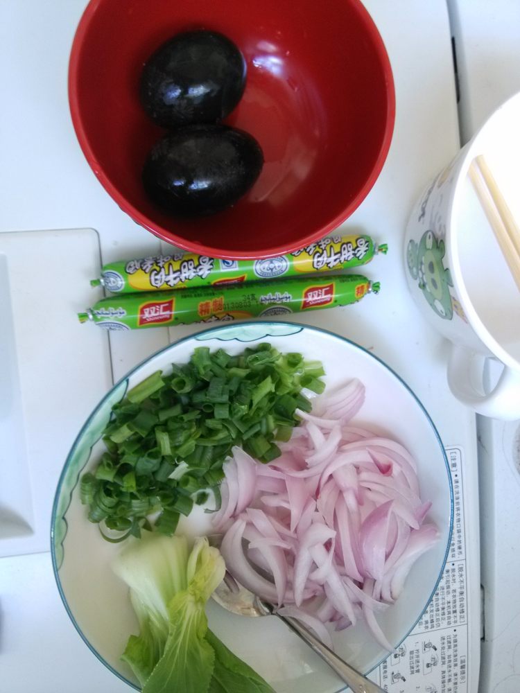 皮蛋火腿牛奶粥步骤1