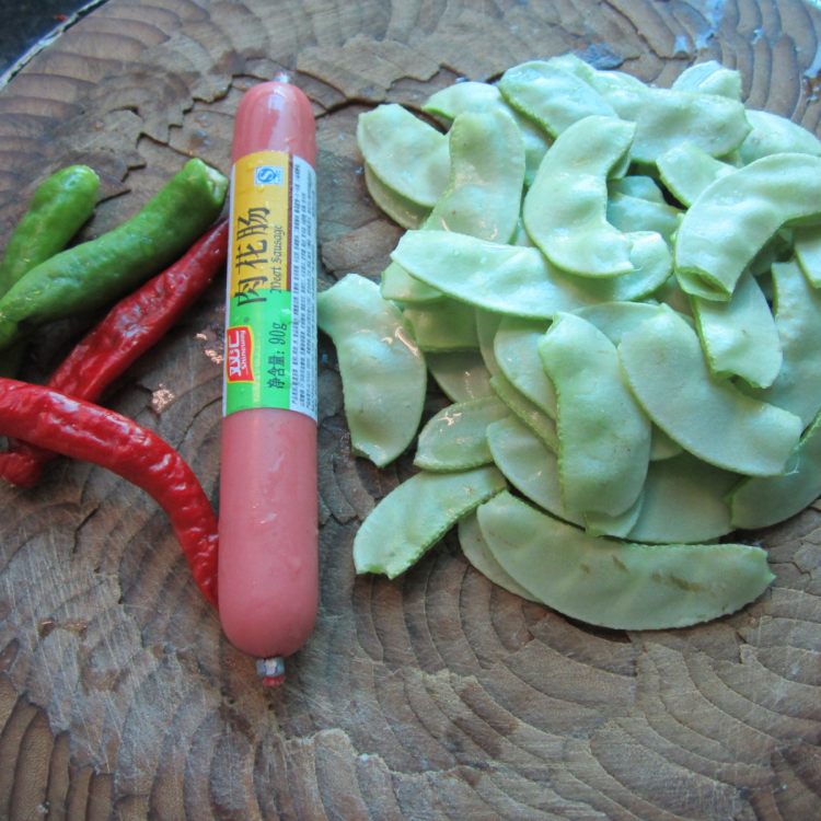火腿炒扁豆步骤1
