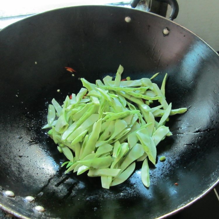 火腿炒扁豆步骤4