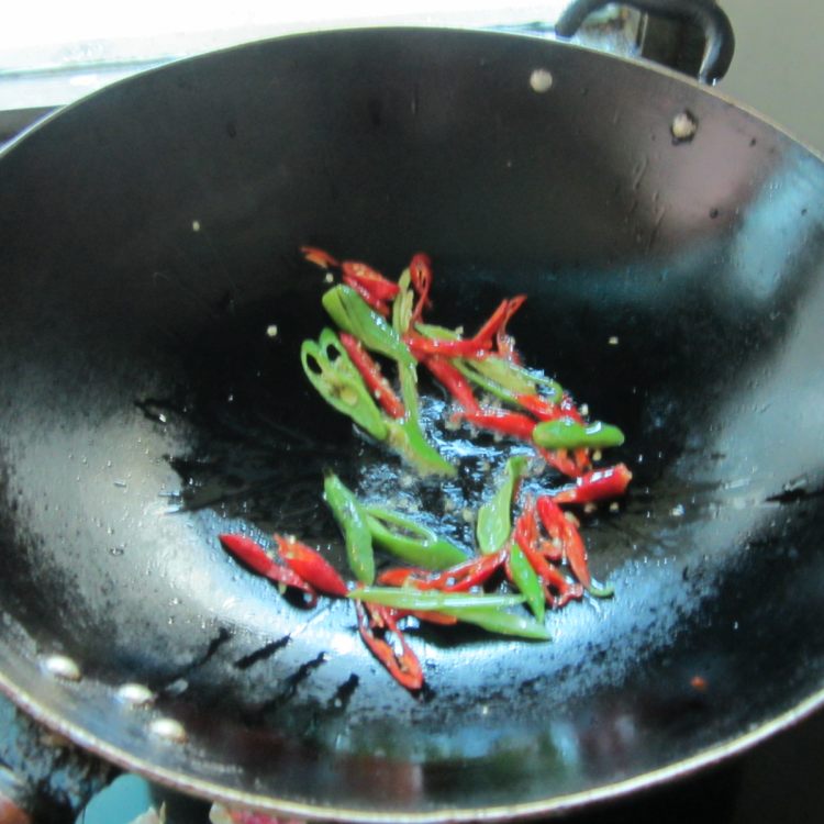 火腿炒扁豆步骤3