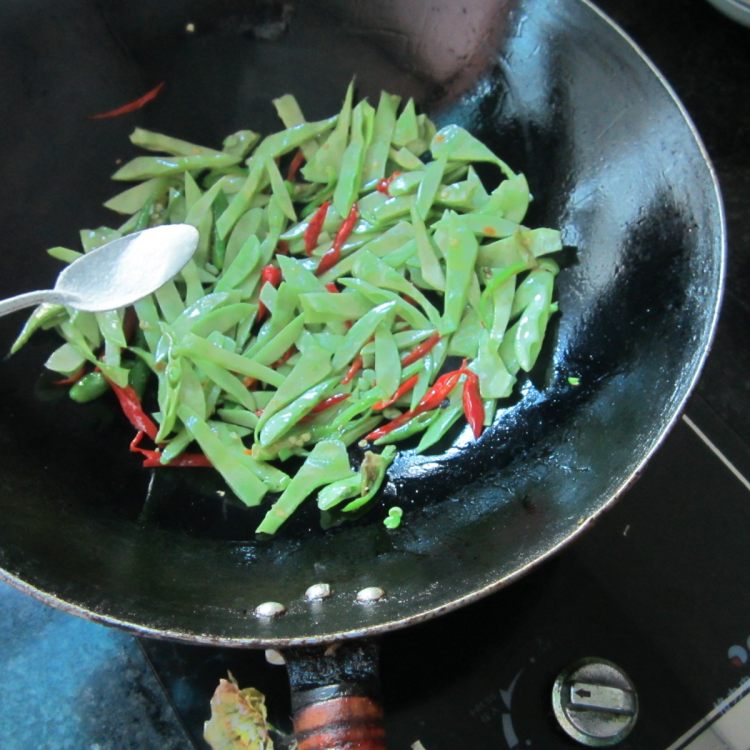 火腿炒扁豆步骤5