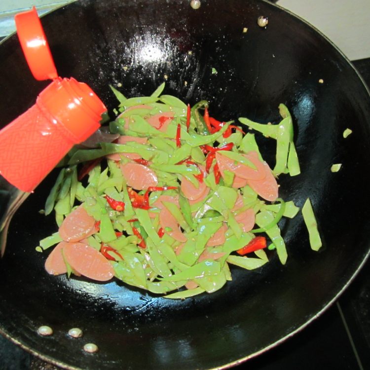 火腿炒扁豆步骤9