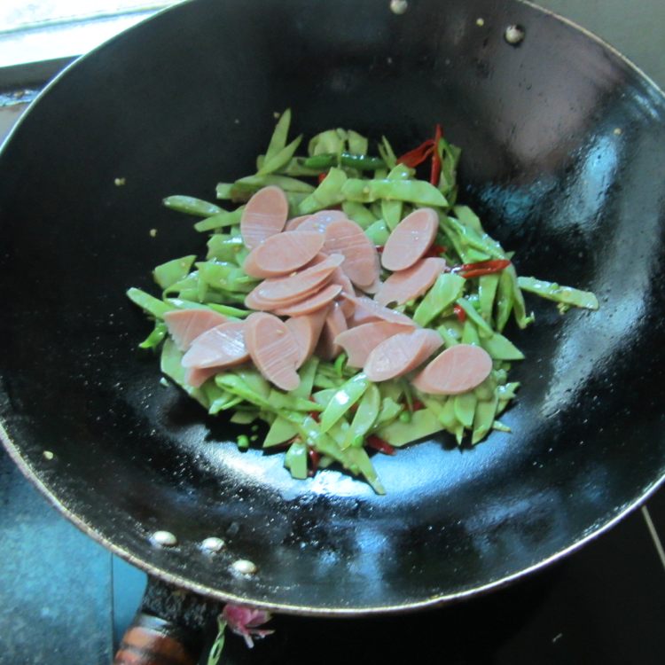 火腿炒扁豆步骤7