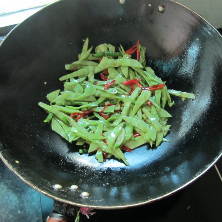 火腿炒扁豆步骤6