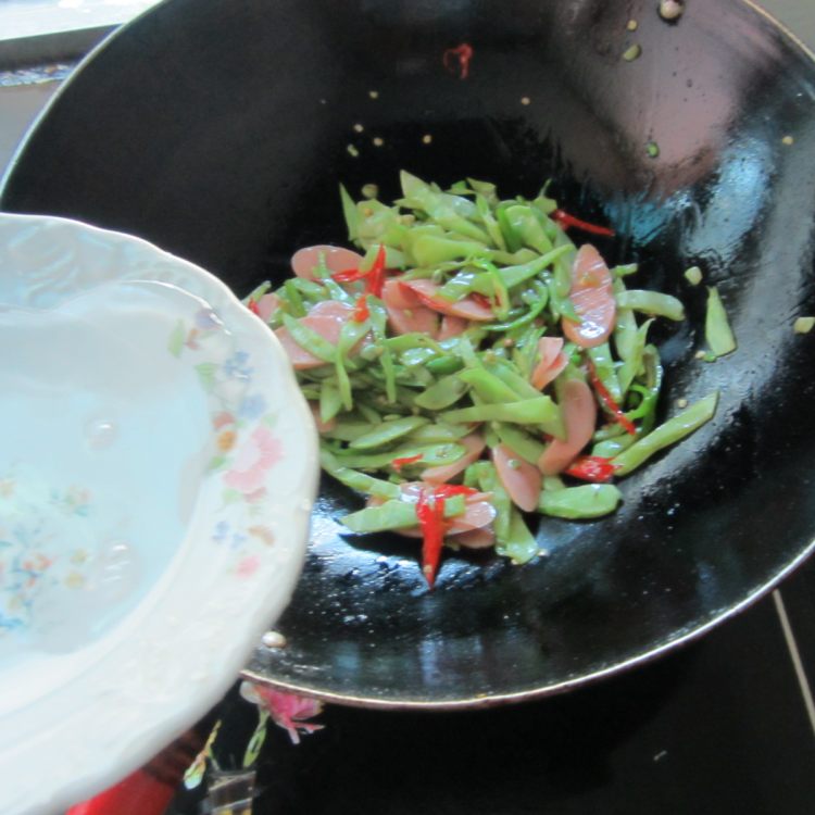 火腿炒扁豆步骤10
