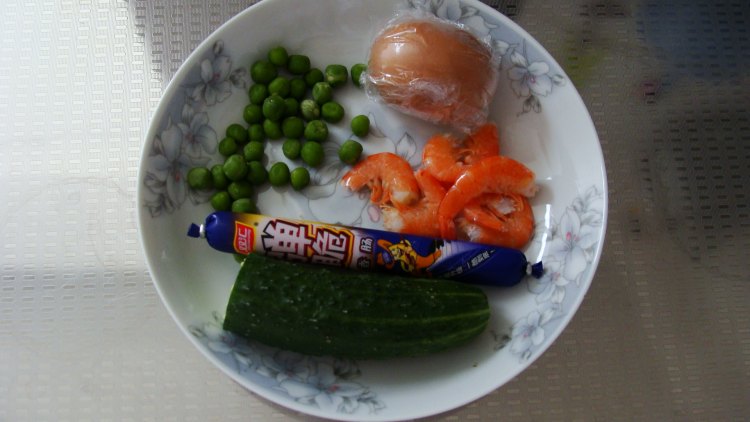 鲜虾火腿蛋炒饭步骤1
