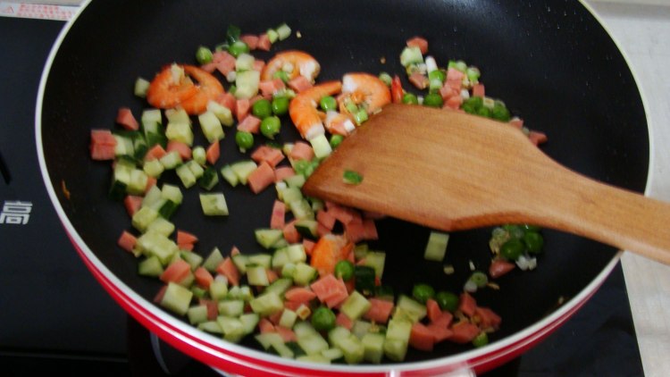 鲜虾火腿蛋炒饭步骤7