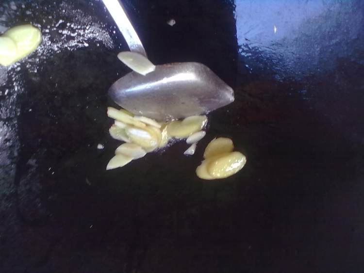 番茄平菇火腿汤步骤3