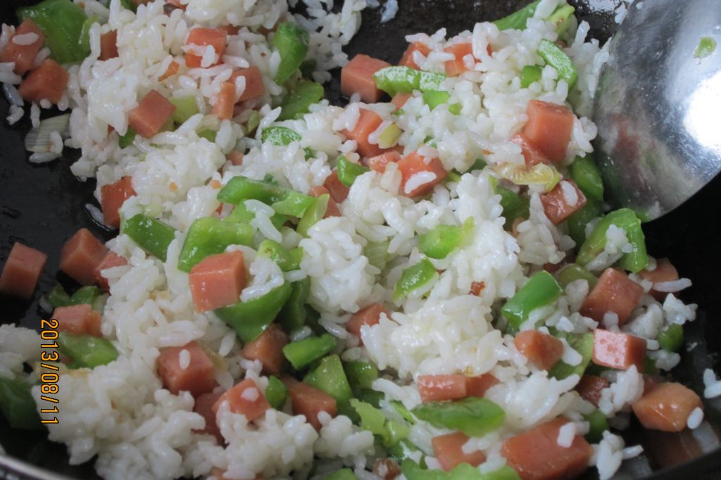 青椒火腿炒饭步骤7