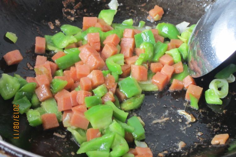 青椒火腿炒饭步骤6