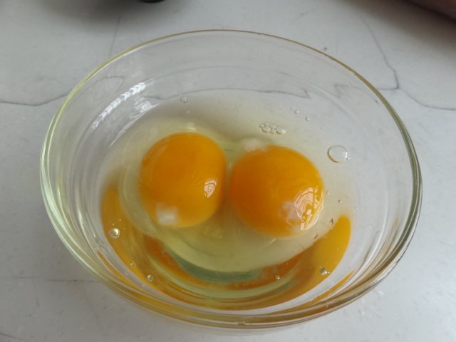 蚕豆火腿炒蛋步骤3