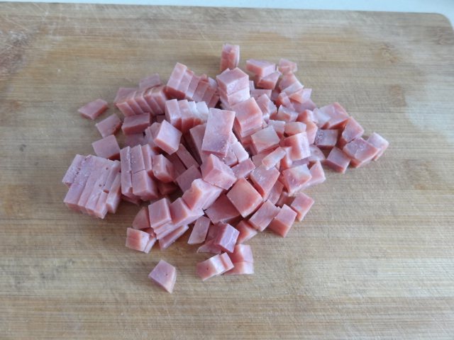 蚕豆火腿炒蛋步骤2