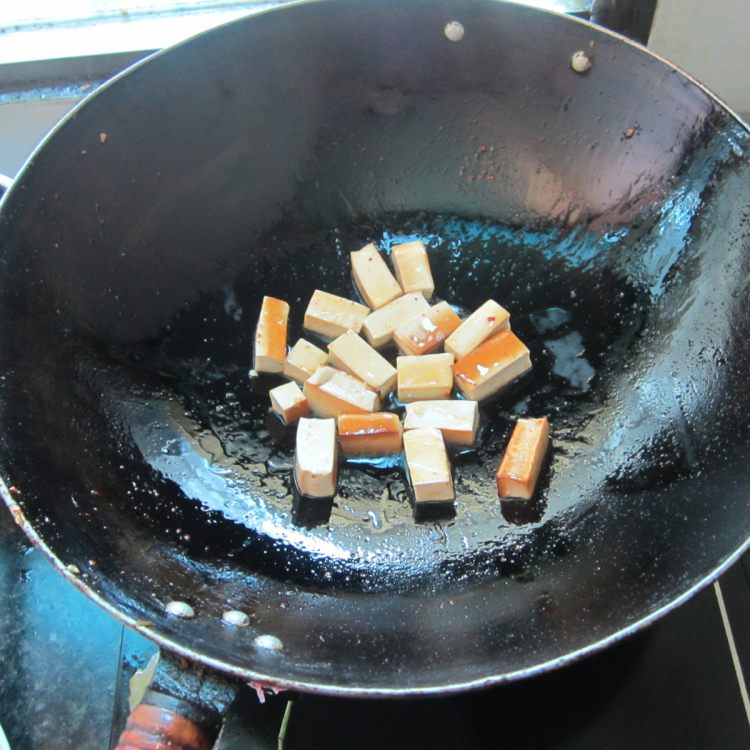 黄豆火腿豆腐混炒步骤3