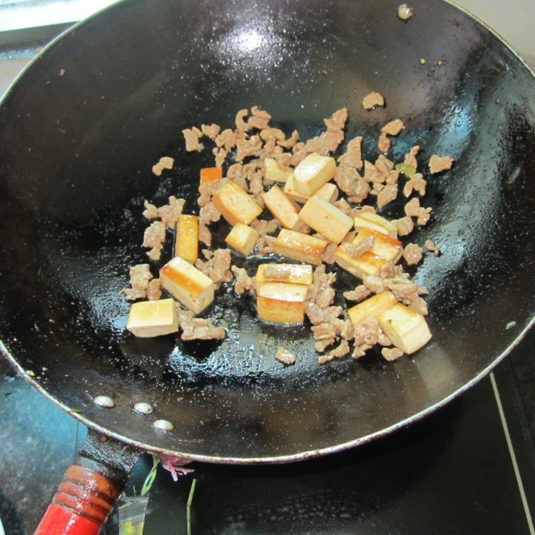 黄豆火腿豆腐混炒步骤5