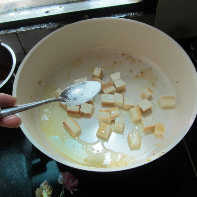 豆腐丁炒火腿步骤4