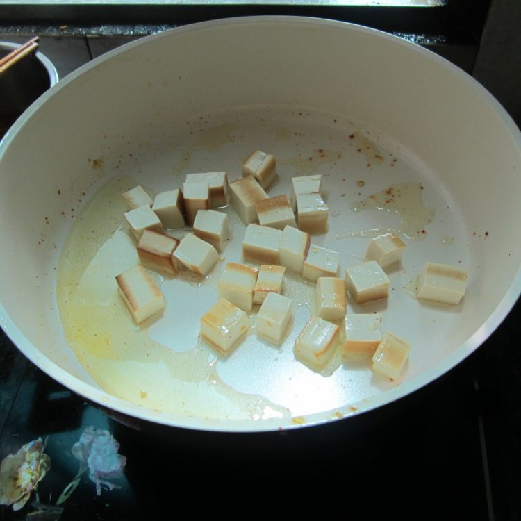 豆腐丁炒火腿步骤3