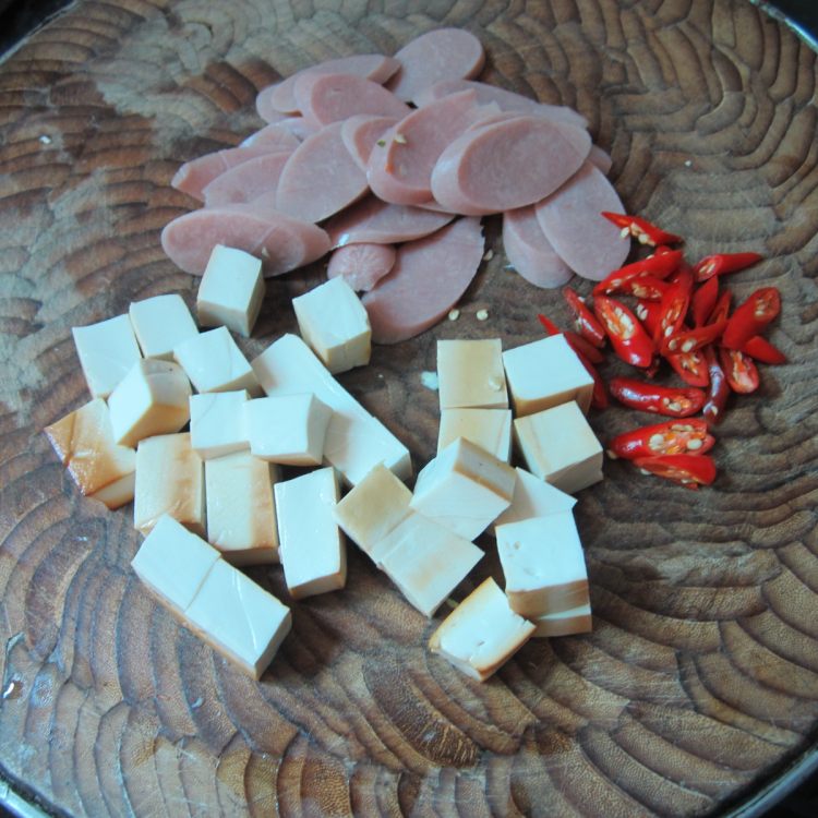 豆腐丁炒火腿步骤2