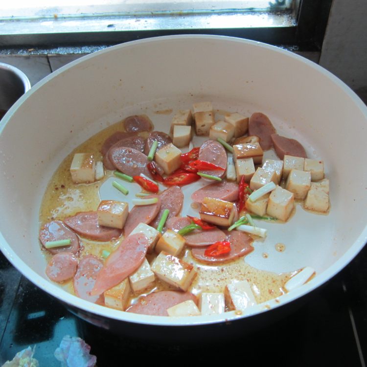 豆腐丁炒火腿步骤8
