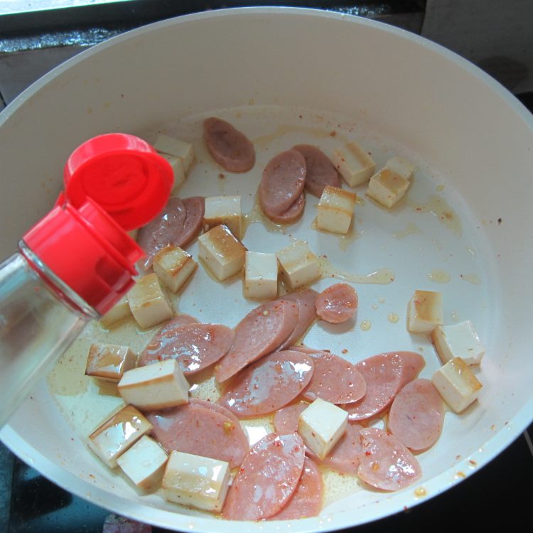 豆腐丁炒火腿步骤7