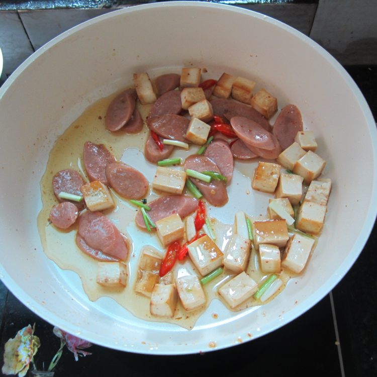 豆腐丁炒火腿步骤9