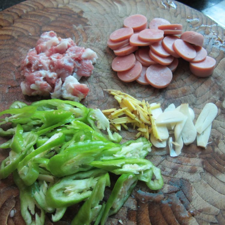 辣椒火腿炒肉步骤1
