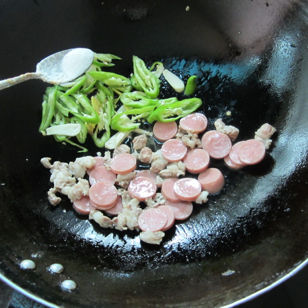 辣椒火腿炒肉步骤5
