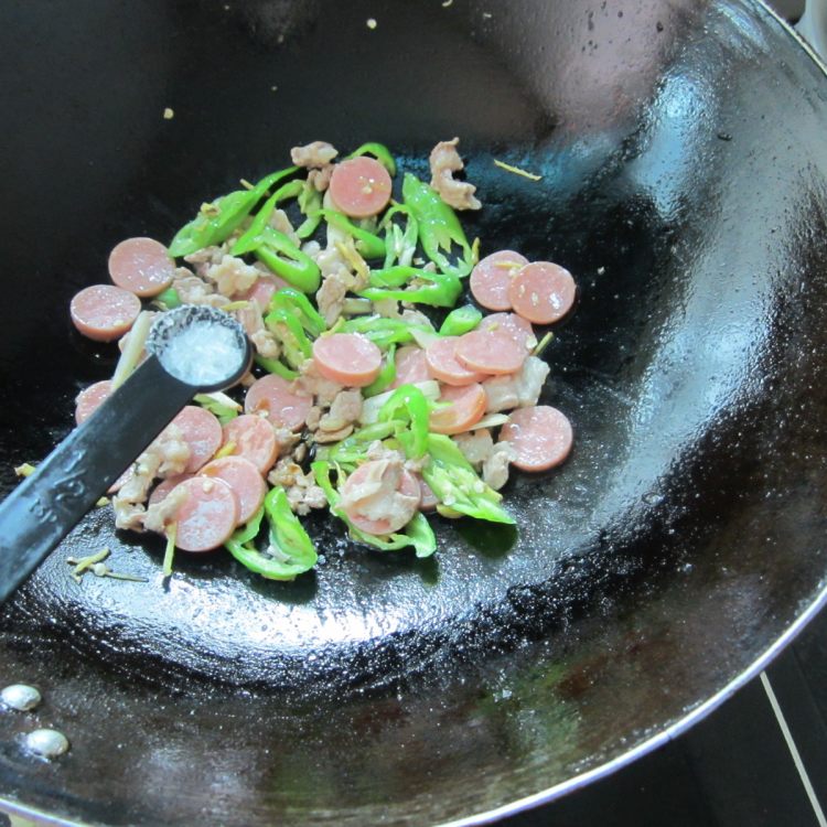 辣椒火腿炒肉步骤8