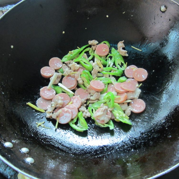 辣椒火腿炒肉步骤6