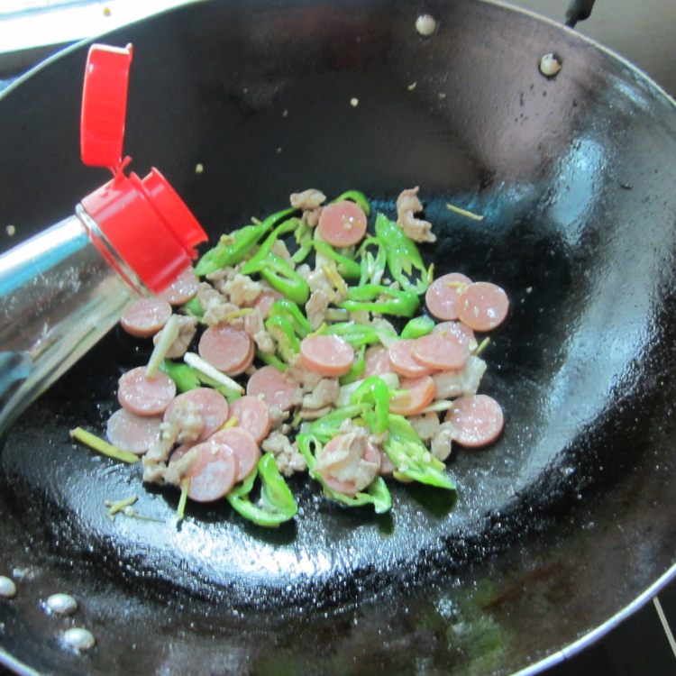 辣椒火腿炒肉步骤7