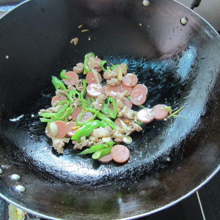 辣椒火腿炒肉步骤9