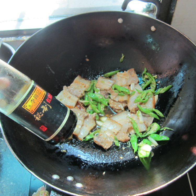 辣炒腊肉火腿肠步骤6