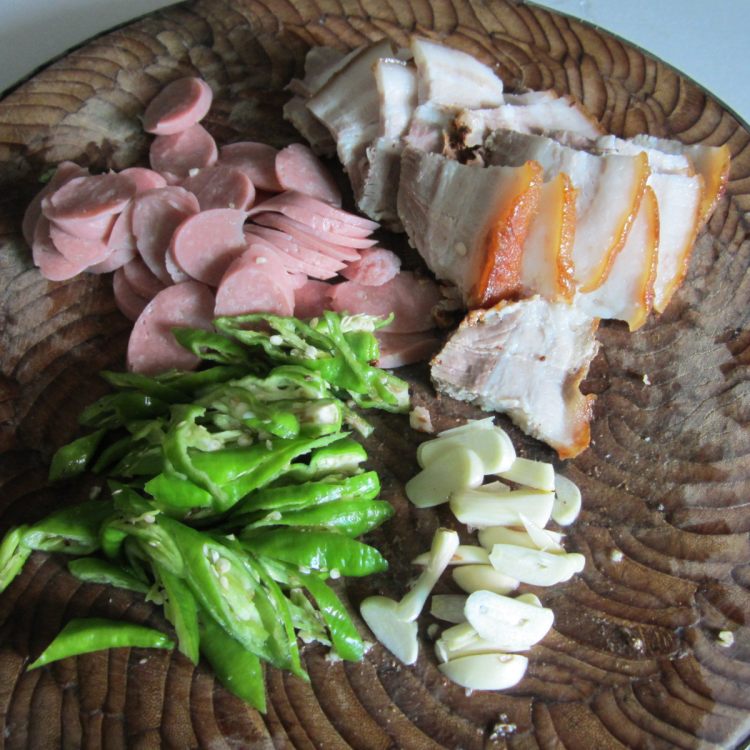 辣炒腊肉火腿肠步骤2