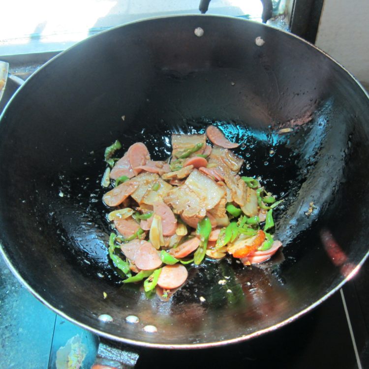 辣炒腊肉火腿肠步骤10