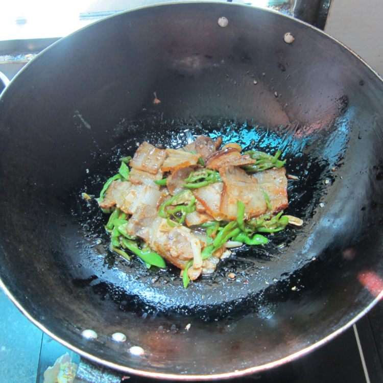 辣炒腊肉火腿肠步骤7
