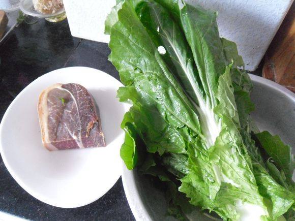 火腿烧青菜步骤1