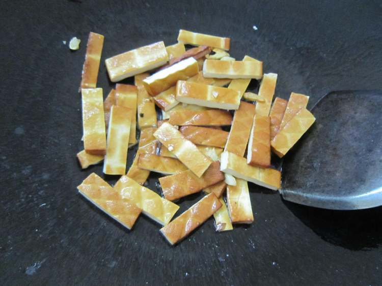 青椒炒熏干步骤5