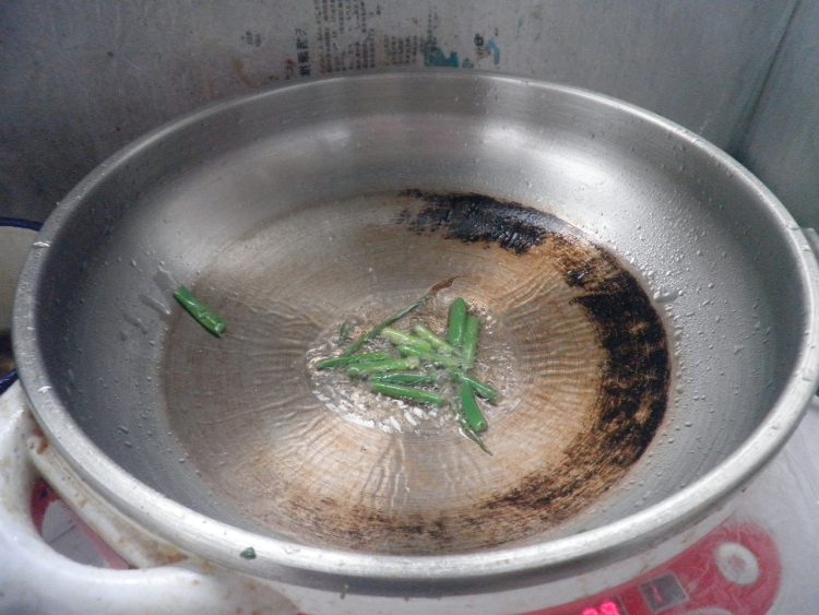 蚕豆香菇炒火腿步骤4