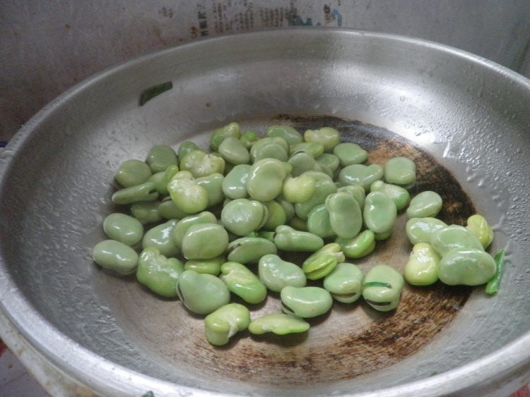 蚕豆香菇炒火腿步骤5