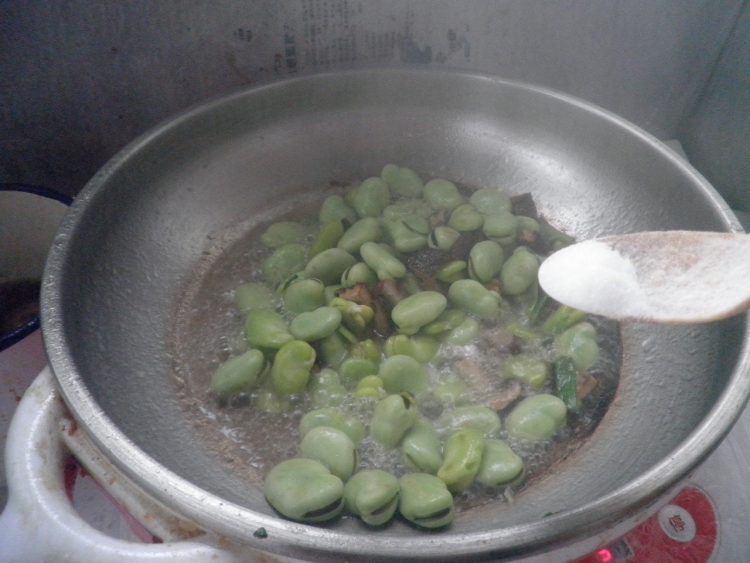 蚕豆香菇炒火腿步骤8