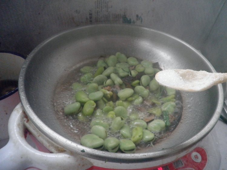 蚕豆香菇炒火腿步骤9