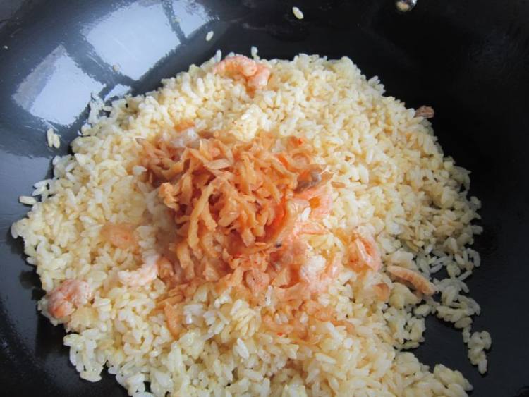 萝卜干蛋炒饭步骤7