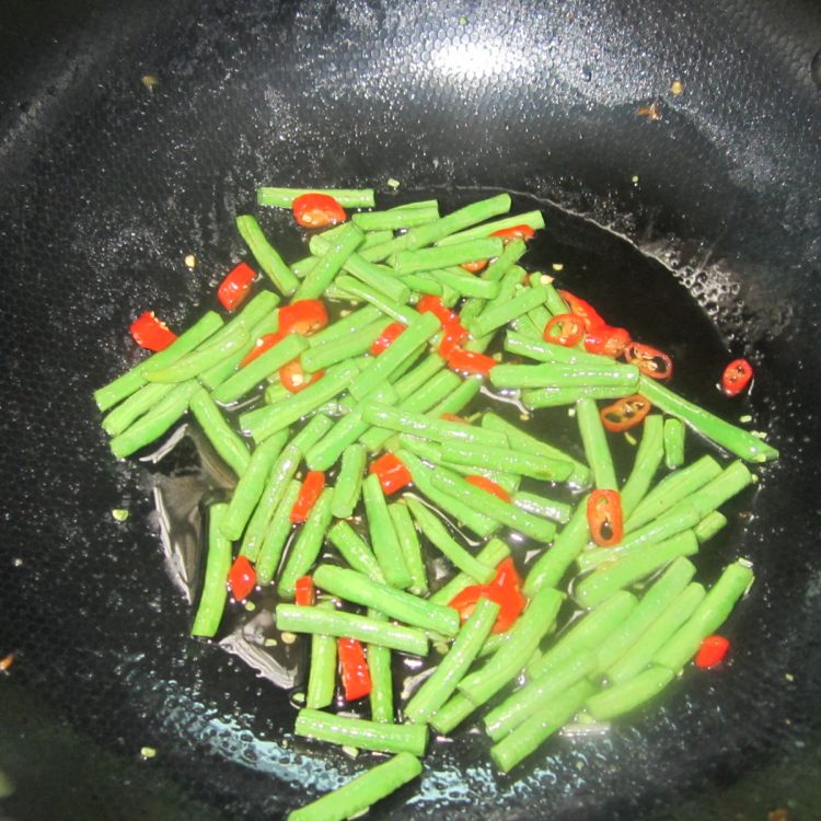 火腿烧豆角步骤6